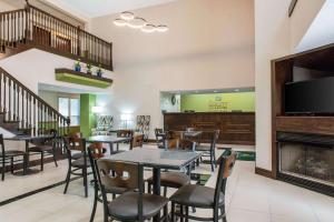 Χώρος καθιστικού στο Quality Inn & Suites Anderson I-69
