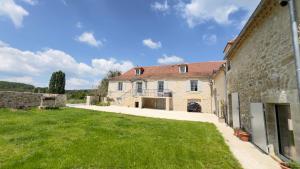 einem externen Blick auf ein Gebäude mit einem Rasenplatz in der Unterkunft La Demeure en Périgord Meublé Tourisme 5 étoiles Luxe in Anlhiac