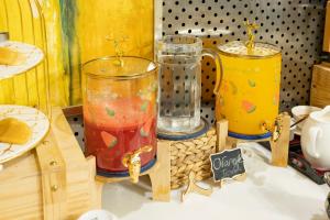 eine Gruppe von drei Vasen, die auf einem Tisch sitzen in der Unterkunft White Lotus Hotel Saigon in Ho-Chi-Minh-Stadt