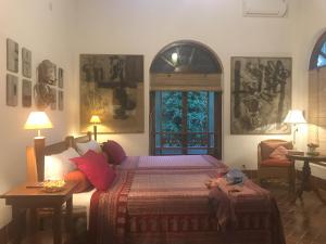 una camera da letto con un letto, un tavolo e una finestra di Son & Roberto a Karangasem