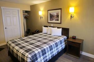 Postel nebo postele na pokoji v ubytování Rodeway Inn & Suites