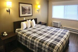 Postel nebo postele na pokoji v ubytování Rodeway Inn & Suites