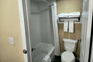 Koupelna v ubytování Rodeway Inn & Suites