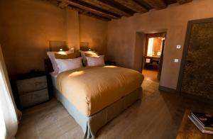 Postel nebo postele na pokoji v ubytování Townhouse Weisses Kreuz Boutiquehotel