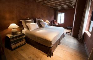 Postel nebo postele na pokoji v ubytování Townhouse Weisses Kreuz Boutiquehotel