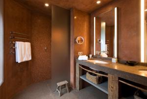 a bathroom with two sinks and a large mirror at Townhouse Weisses Kreuz in Salzburg