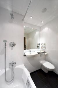 Bathroom sa Best Western Plus Milford Hotel