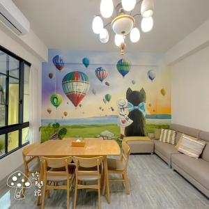 台東市にあるYogurt Homestayのリビングルーム(テーブル、風船壁画付)