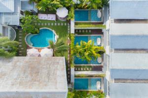 einem Luftblick auf ein Gebäude mit einem Pool in der Unterkunft Aeera Villa Canggu by Ini Vie Hospitality in Canggu