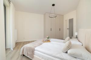 Letto o letti in una camera di Wiślane Tarasy Lux Apartments Cracow by Renters Prestige