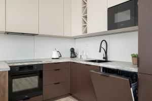 Cucina o angolo cottura di Wiślane Tarasy Lux Apartments Cracow by Renters Prestige