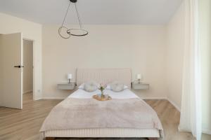 Letto o letti in una camera di Wiślane Tarasy Lux Apartments Cracow by Renters Prestige