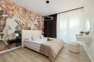 Letto o letti in una camera di Wiślane Tarasy Lux Apartments Cracow by Renters Prestige