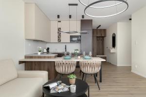 Cucina o angolo cottura di Wiślane Tarasy Lux Apartments Cracow by Renters Prestige