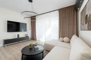 TV o dispositivi per l'intrattenimento presso Wiślane Tarasy Lux Apartments Cracow by Renters Prestige