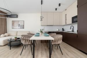 Cucina o angolo cottura di Wiślane Tarasy Lux Apartments Cracow by Renters Prestige
