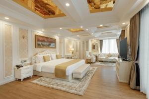 Un dormitorio con una cama grande y una sala de estar. en Le Glamour Resort & Wellness Spa, en Pokhara