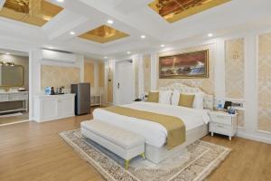 Un dormitorio grande con una cama grande y un televisor. en Le Glamour Resort & Wellness Spa, en Pokhara 67 fotos más