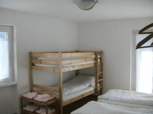 Zimmer mit 2 Etagenbetten in einem Zimmer in der Unterkunft Ristorante Vedeggio in Isone