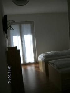 sala de estar con cama y ventana en Ristorante Vedeggio, en Isone