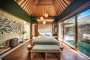 1 dormitorio con cama y piscina en Ini Vie Villa Seminyak by Ini Vie Hospitality, en Legian 30 fotos más