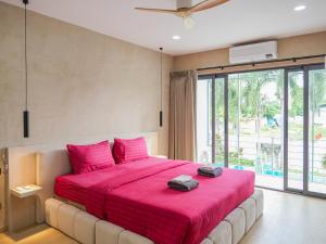 Ένα ή περισσότερα κρεβάτια σε δωμάτιο στο The Pool Residence +58 φωτογραφίες