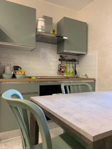 a kitchen with a table and chairs in a kitchen at Il Rifugio Nel Vicolo in Subiaco