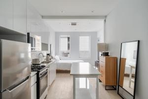 una grande cucina bianca con piano cottura e forno di Blueground The Loop elevator nr Willis Tower CHI-1236 a Chicago