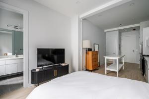 una camera bianca con un grande letto e un bagno di Blueground The Loop elevator nr Willis Tower CHI-1236 a Chicago