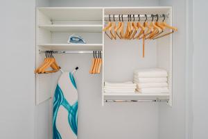 un armadio con vestiti e asciugamani arancioni e blu di Blueground The Loop elevator nr Willis Tower CHI-1236 a Chicago