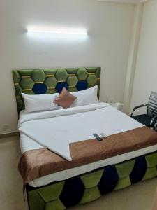 Postel nebo postele na pokoji v ubytování Soooper Hotel