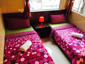 מיטה או מיטות בחדר ב-Hong Kong Inn