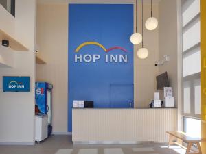 Лобби или стойка регистрации в HOP INN Mae Sot Building B