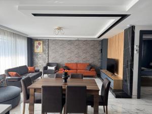 una sala de estar con una mesa y un sofá en Isıtmalı Havuzlu Lüks Villa, en Kusadasi