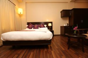 Tempat tidur dalam kamar di Hotel Harmika