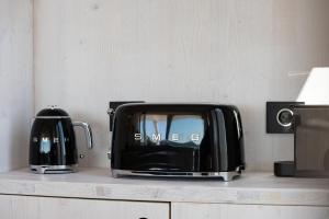 a black toaster sitting on top of a counter at Sensus Aqua Villa Buqez in Drage