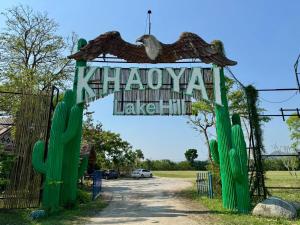 ein Tor mit einem Schild, das Heuuana-Kaktus liest in der Unterkunft Khao Yai Lake Hill Resort in Khanong Phra