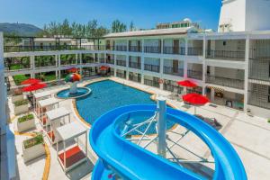 ein Bild eines Swimmingpools in einem Hotel in der Unterkunft Holiday Inn Resort Phuket Karon Beach by IHG in Karon Beach