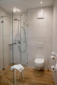Koupelna v ubytování Hotel Garni Isarlodge Wiesenhof + 37 fotografií