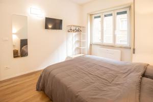 Un dormitorio con una cama grande y una ventana. en GetTheKey Marconi Apartments, en Bolonia