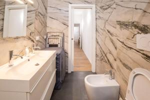 un baño con lavabo e inodoro en GetTheKey Marconi Apartments, en Bolonia 41 fotos más