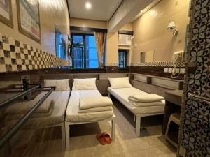 A bed or beds in a room at Hop Inn on Nathan Road