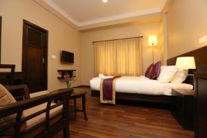 Tempat tidur dalam kamar di Hotel Harmika