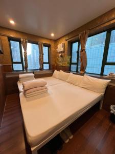 A bed or beds in a room at Hop Inn on Nathan Road