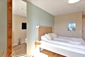 Postel nebo postele na pokoji v ubytování Hotel Klitbakken