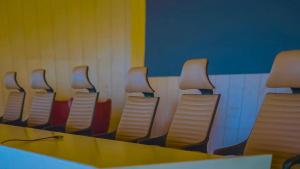 - une rangée de chaises dans une pièce avec une table dans l'établissement Gorgora Eco Resort By Ethiopian Skylight, à Gorgora 140 autres photos