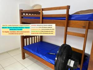 a room with two bunk beds and a fan at Cabo Frio - Suítes - Jardim Flamboyant - Aluguel Econômico in Cabo Frio