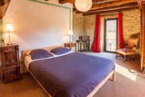 a bedroom with a large bed in a room at Domaine du Roc Gîtes 34 personnes in Campagnac-lès-Quercy +35 photos