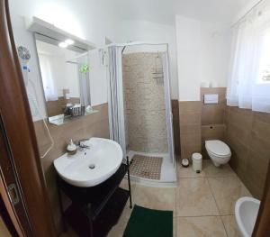 a bathroom with a shower and a sink and a toilet at B&B Casa Rosola in Colli di Fontanelle +15 photos