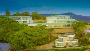 une vue aérienne sur un bâtiment avec des arbres dans l'établissement Gorgora Eco Resort By Ethiopian Skylight, à Gorgora